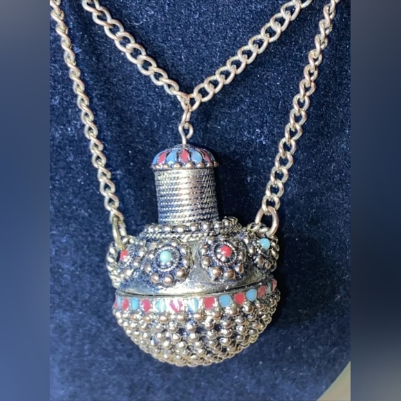 Amulet necklace with turquoise and coral colored stones - Picture 4 of 6